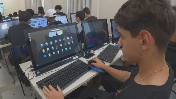 70% dos jovens trabalham e 32% conciliam emprego e estudos no Brasil, aponta pesquisa
