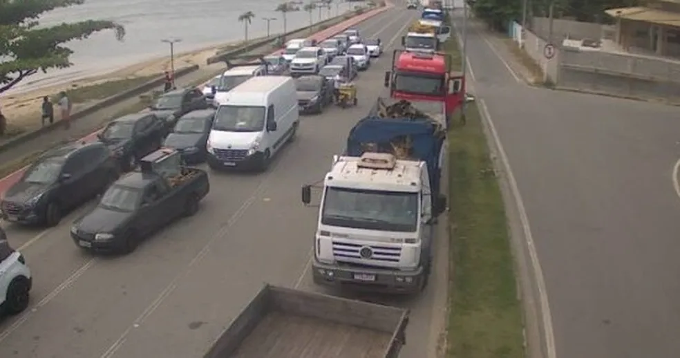 Ventos fortes paralisam travessia de balsa entre São Sebastião e Ilhabela