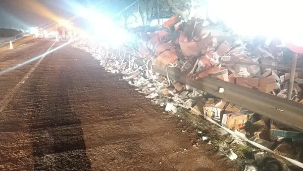 Colisão entre dois caminhões interdita pista da Dutra por mais de três horas em Pindamonhangaba
