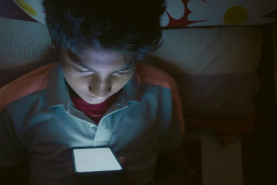 Nova Zelândia apresenta projeto para proibir redes sociais para menores de 16 anos