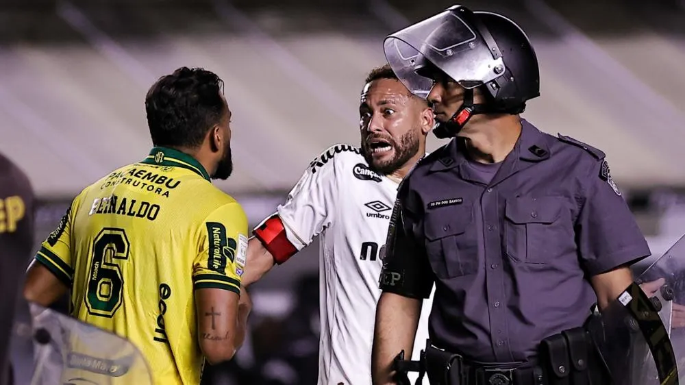 Reinaldo denuncia cusparada de torcedor do Santos na Vila Belmiro e cobra providências