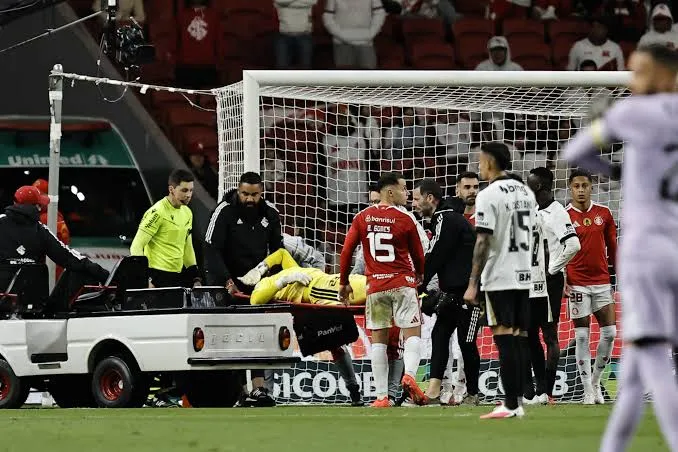 Matheus Cunha passa bem após choque na trave e deve defender o Inter no Gre-Nal